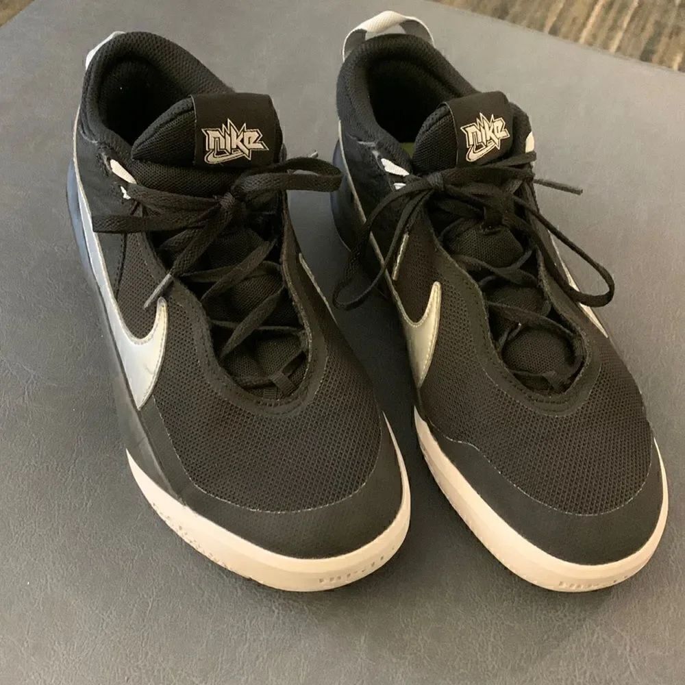 NIKE HUSTLED X- youth 6.5 , great condition